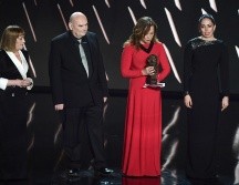 La familia del director Carlos Saura recogió el Goya de honor que se le había atribuido de manos de la actriz Carmen Maura. AFP