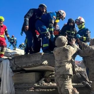 Equipo mexicano en Turquía logra rescatar a niña de 8 años con vida