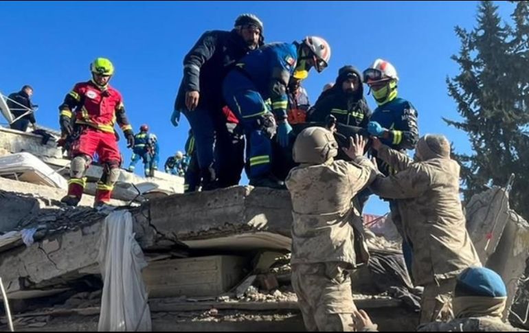 Equipo mexicano (de uniforme azul) rescató a una niña de 8 años. ESPECIAL