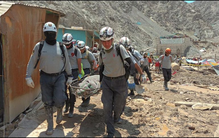Rescatistas recuperan cuerpos de las montañas de lodo. AFP