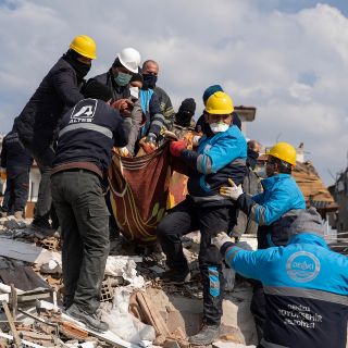 Rescatistas de Quintana Roo hallan personas con vida en Turquía