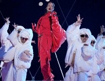 La cantante lució un atuendo rojo de corte deportivo y un top de textura plastificada, lucía un vientre abultado, ha trascendido que está embarazada de nueva cuenta. AP / B. Anderson