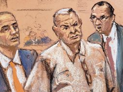 Genaro García Luna (centro), junto a su abogado César de Castro (izquierda) y su traductor (derecha), durante una audiencia en la Corte Federal de EU. EL INFORMADOR/ Archivo