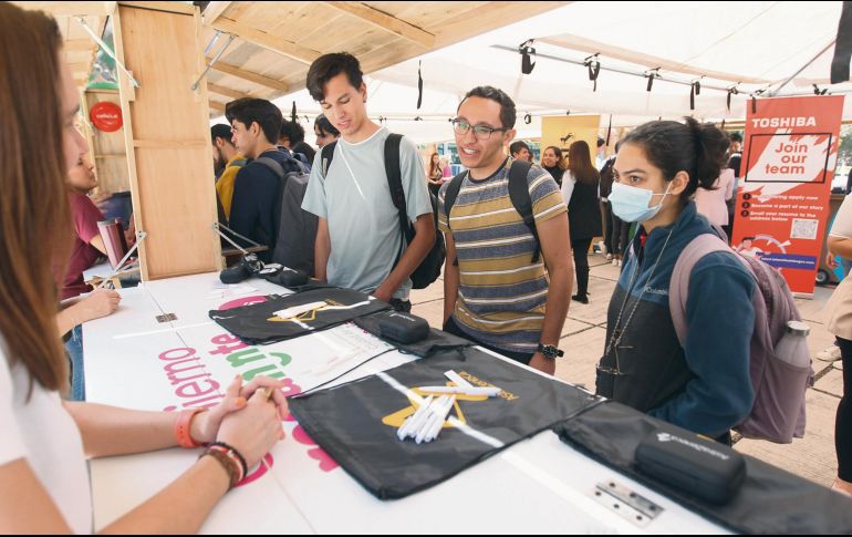 Las ferias de empleo son una manera de acercar las vacantes a los jóvenes. EL INFORMADOR/ A. Camacho