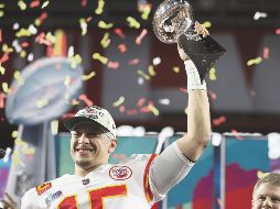Patrick Mahomes, con el trofeo Vince Lombardi en la mano, comandó a los Chiefs a anotar en sus cuatro series ofensivas de la segunda mitad y así ganar su segundo Super Bowl en cinco años como titular en la NFL. EFE