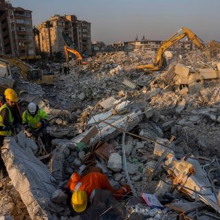 Rescatan a niño en Turquía tras 182 horas atrapado entre escombros