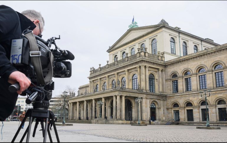 Un camarógrafo de televisión filma la Ópera Estatal de Hannover, Alemania, este lunes. AP/J. Stratenschulte