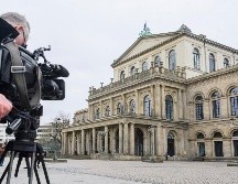 Un camarógrafo de televisión filma la Ópera Estatal de Hannover, Alemania, este lunes. AP/J. Stratenschulte