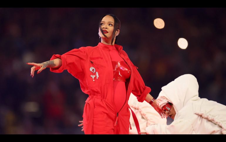 Super Bowl 2023: Look completo de Rihanna durante su show de medio tiempo. Foto/AP