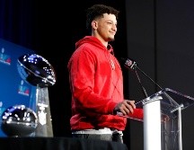 Patrick Mahomes reveló en rueda de prensa que tiene un esguince en la parte alta del tobillo. EFE/Caroline Brehman