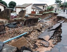 Hay carreteras y puentes dañados y varios coches fueron arrastrados por el agua. ESPECIAL