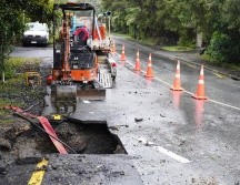 Las lluvias han dejado deslaves en carreteras. AFP