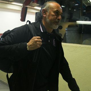 ¡Oficial! Potro Gutiérrez fue cesado como técnico del Cruz Azul