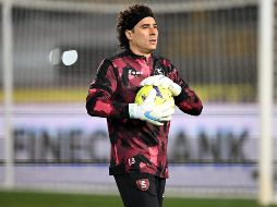 Guillermo Ochoa ha sido blanco de críticas por el número de goles recibidos. ESPECIAL/@Salernitana