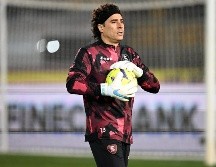 Guillermo Ochoa ha sido blanco de críticas por el número de goles recibidos. ESPECIAL/@Salernitana