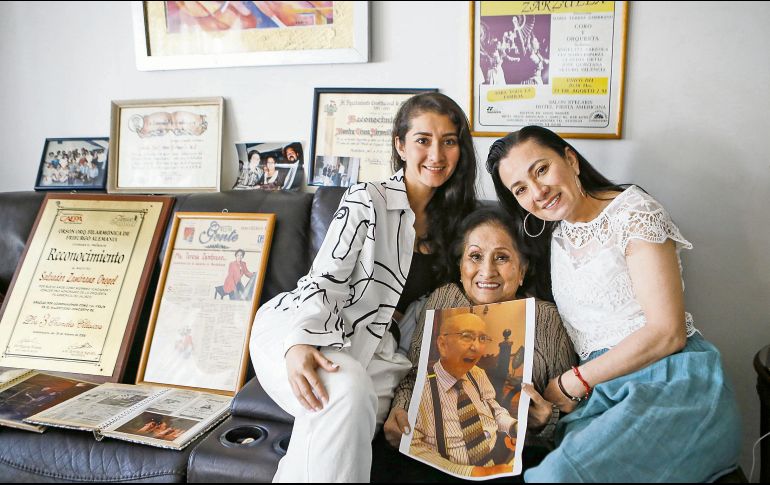 Tere de Zambrano (al centro), rodeada, a la izquierda, por su nieta Michelle y a la derecha, por su hija Adriana. EL INFORMADOR/ C. Zepeda