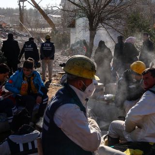 Mujeres sobreviven más de 200 horas atrapadas bajo los escombros en Turquía
