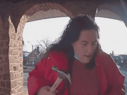 El acto mas grave fue cuando la mujer sacó un martillo y amenazó al padre de familia. ESPECIAL