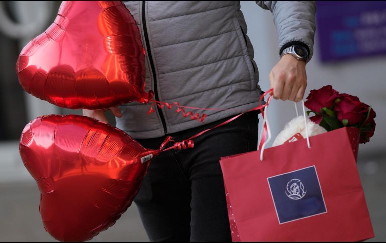 De los que sí celebrarán el 14 de febrero, Día de San Valentín, el 40% declaró que su presupuesto será menos de 500 pesos para las actividades y/o regalos de esta fecha. AP / A. Grant