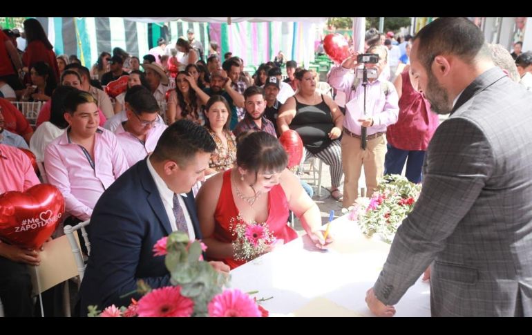 Fueron 69 parejas las que se casaron de manera gratuita en Zapotlanejo. ESPECIAL
