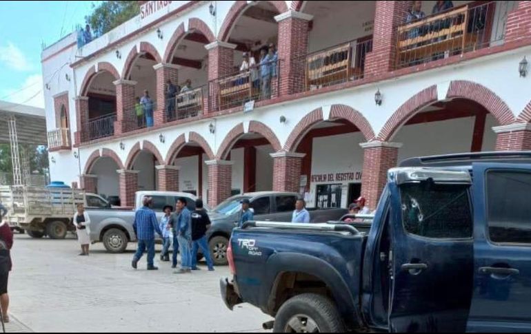 El multihomicidio ocurrió frente al Palacio Municipal de Santiago Amoltepec, comunidad de la Sierra Sur de Oaxaca. ESPECIAL