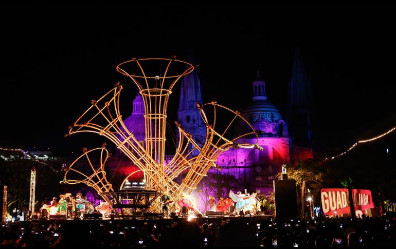 Los tapatíos acudieron al centro histórico para disfrutar de todo el espectáculo de GDLuz. EL INFORMADOR / C. Zepeda