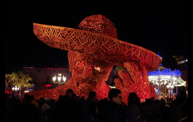 Los tapatíos acudieron al centro histórico para disfrutar de todo el espectáculo de GDLuz. EL INFORMADOR / C. Zepeda