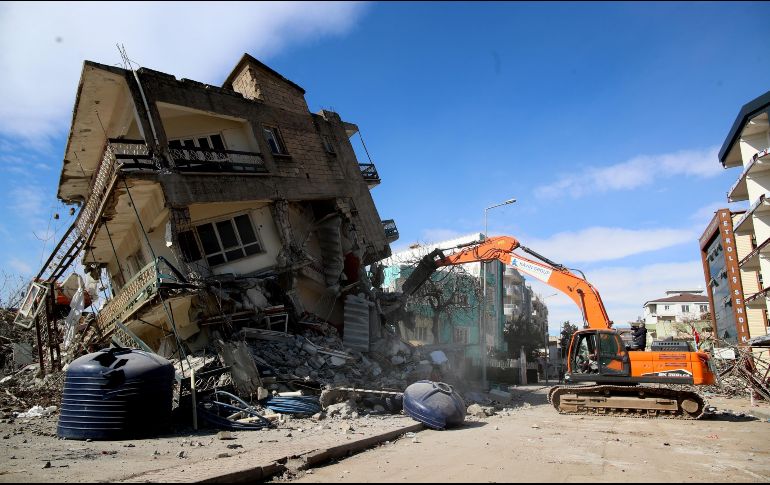 Más de 50 mil edificios están o bien ya derrumbados o deben derribarse de forma urgente, mientras que otras 11 mil construcciones tienen daños moderados. EFE/T. Bozuglu