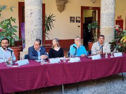 Jorge Ramos Guerrero (primero de izq a der), especialista en cuidados paliativos, subrayó que se requieren tratamientos para mejorar la calidad de vida de personas en etapas avanzadas de enfermedades como el cáncer. EL INFORMADOR / R. Rivas