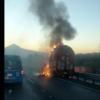 Captan incendio de camioneta de carga sobre la autopista México-Puebla