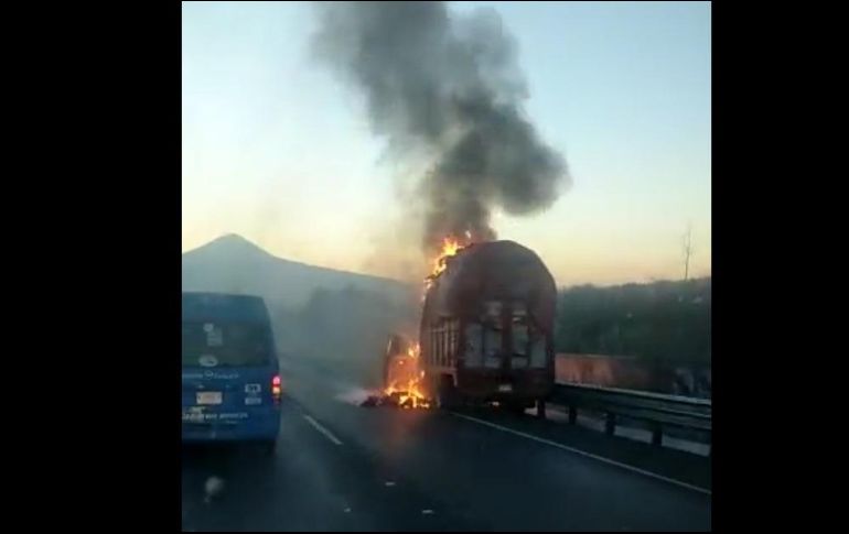 Recomiendan a los conductores utilizar como alternativa los carriles de extrema izquierda de la México-Puebla. ESPECIAL/CAPTURA DE VIDEO