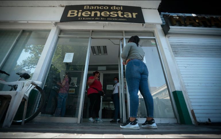 Con la Tarjeta de Bienestar, los y las beneficiarias de las pensiones o programas podrán cobrar su pensión de manera directa y sin intermediarios a través del Banco del Bienestar. EL INFORMADOR / ARCHIVO