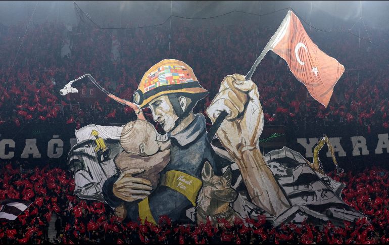 Potro apareció en el mosaicos mostrado por fans de un equipo turco. AP