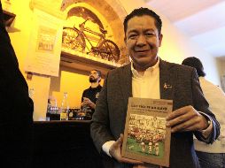 Luciano Sandoval presentó su libro “Esta vida es un sufrir” en la cantina La Fuente. EL INFORMADOR/ ALONSO CAMACHO