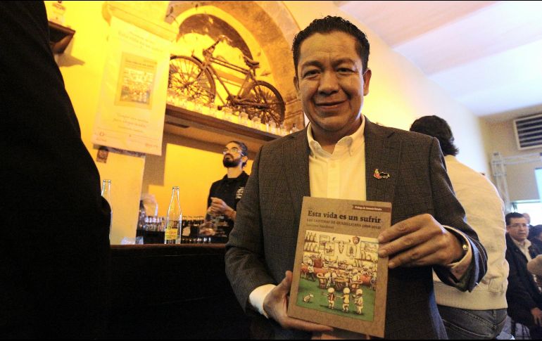 Luciano Sandoval presentó su libro “Esta vida es un sufrir” en la cantina La Fuente. EL INFORMADOR/ ALONSO CAMACHO