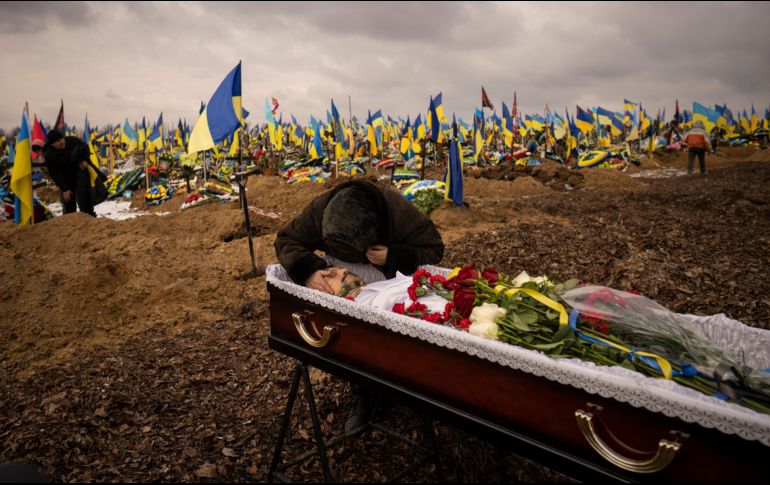 La guerra que comenzó hace casi un año en Ucrania ha dejado miles de muertos. AP / V. Ghirda