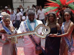 El Rey Momo, acompañado por la reina de carnaval y la princesa del carnaval, posa con la llave de la ciudad hoy, en Río de Janeiro. EFE/A. Lacerda