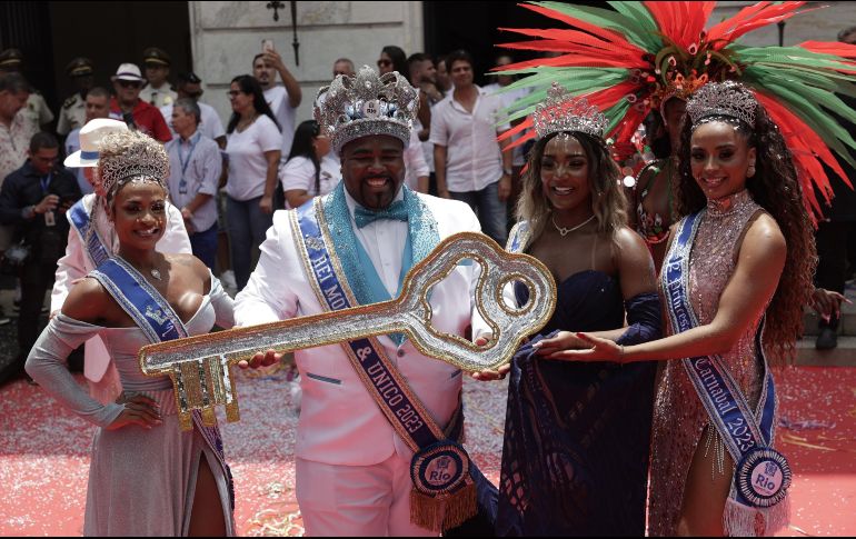 El Rey Momo, acompañado por la reina de carnaval y la princesa del carnaval, posa con la llave de la ciudad hoy, en Río de Janeiro. EFE/A. Lacerda