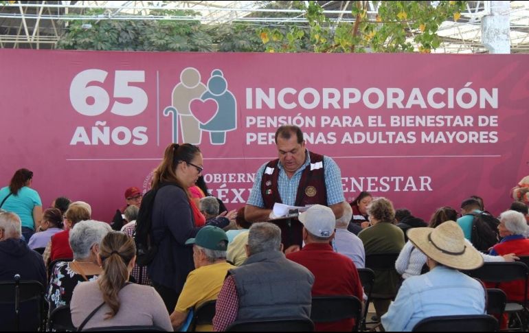 El registro para la Pensión del Bienestar en Guadalajara se lleva a cabo en el Parque San Jacinto. EL INFORMADOR/ ERNESTO GÓMEZ