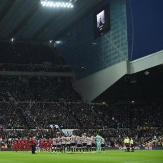 La Premier League da un minuto de aplausos en memoria de Christian Atsu