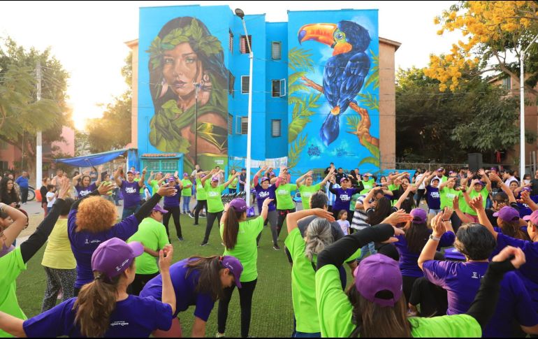 El espacio consiste en un cubo equipado con mobiliario y material deportivo que, al abrirse en su estructura, queda expuesto para poder hacer uso de él durante las sesiones de ejercicio. ESPECIAL / Gobierno de Zapopan