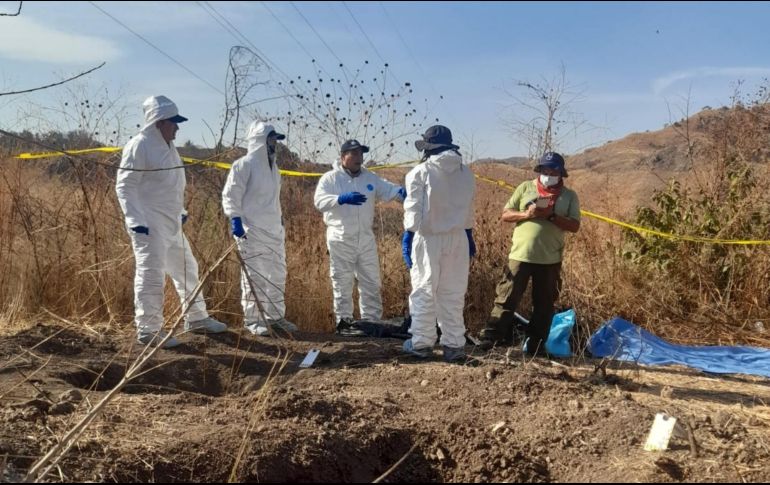 La persona desaparecida es un joven con tenis rojos trae un anillo y una pulsera tejida de calaveras. Twitter/@colectivo_luz