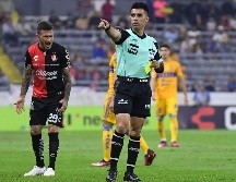 Adonaí Escobedo mostró 10 tarjetas amarrillas y una roja en el partido. IMAGO7/Sandra Bautista
