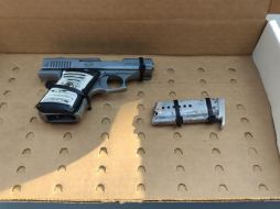 Luego de una inspección conforme al protocolo, policías le aseguraron al sospechoso una pistola aparentemente calibre .22. ESPECIAL/Policía de Guadalajara