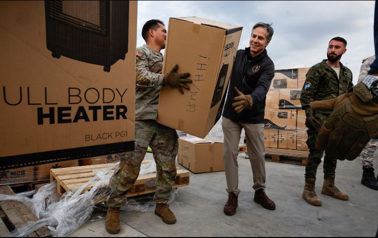 El secretario de Estado de EU, Antony Blinken, ayuda a personal militar a cargar ayuda en un vehículo en la base aérea de Incirlik, cerca de Adana, Turquía. AP/C. Kilcoyne