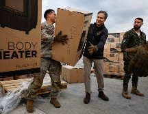 El secretario de Estado de EU, Antony Blinken, ayuda a personal militar a cargar ayuda en un vehículo en la base aérea de Incirlik, cerca de Adana, Turquía. AP/C. Kilcoyne