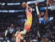 LeBron James (der.) fue un espectador más en uno de las jugadas en las que Jayson Tatum (con el balón) lució en el Juego de Estrellas. AP