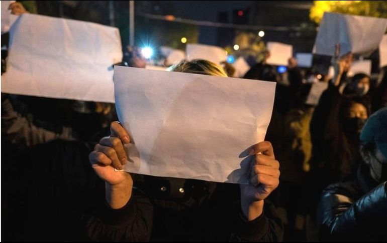 Varios de los que hicieron parte de las protesas de noviembre sostuvieron hojas blancas de papel como símbolo de su frustración. GETTY IMAGES