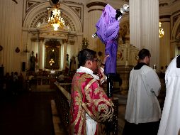 Uno de los cuestionamientos sobre la tradición es por qué las imágenes de santos y crucifijos se cubren con mantas de color morado durante los 