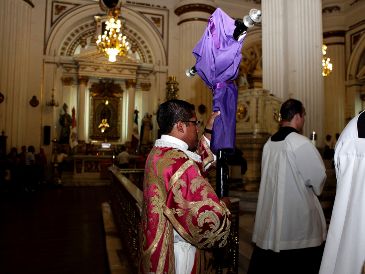 Uno de los cuestionamientos sobre la tradición es por qué las imágenes de santos y crucifijos se cubren con mantas de color morado durante los "días santos" y hasta el Domingo de Resurrección. EL INFORMADOR / ARCHIVO